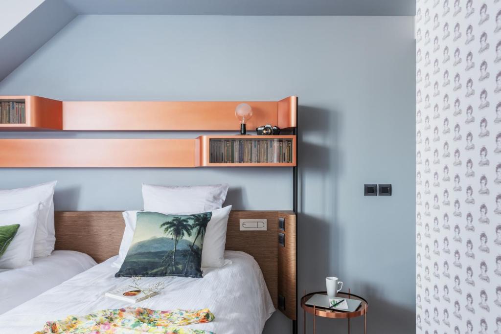 Postel nebo postele na pokoji v ubytování Golden Tulip Saint Malo– Le Grand Bé