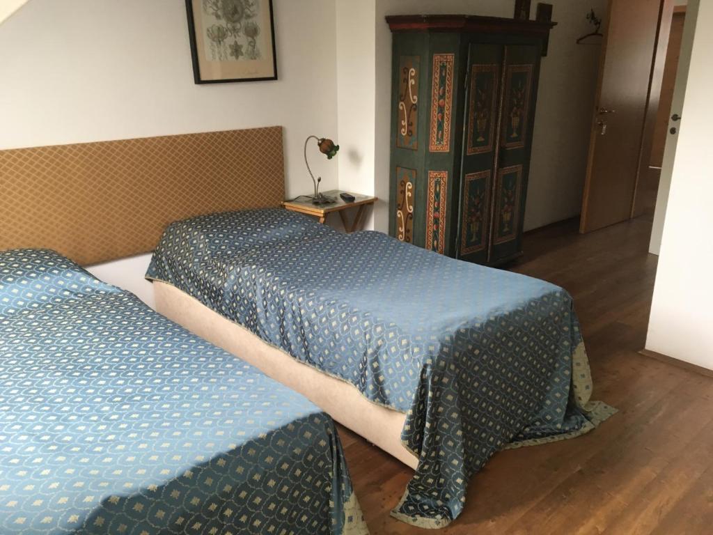 2 letti posti uno accanto all'altro in una stanza di Villa Berging a Neulengbach