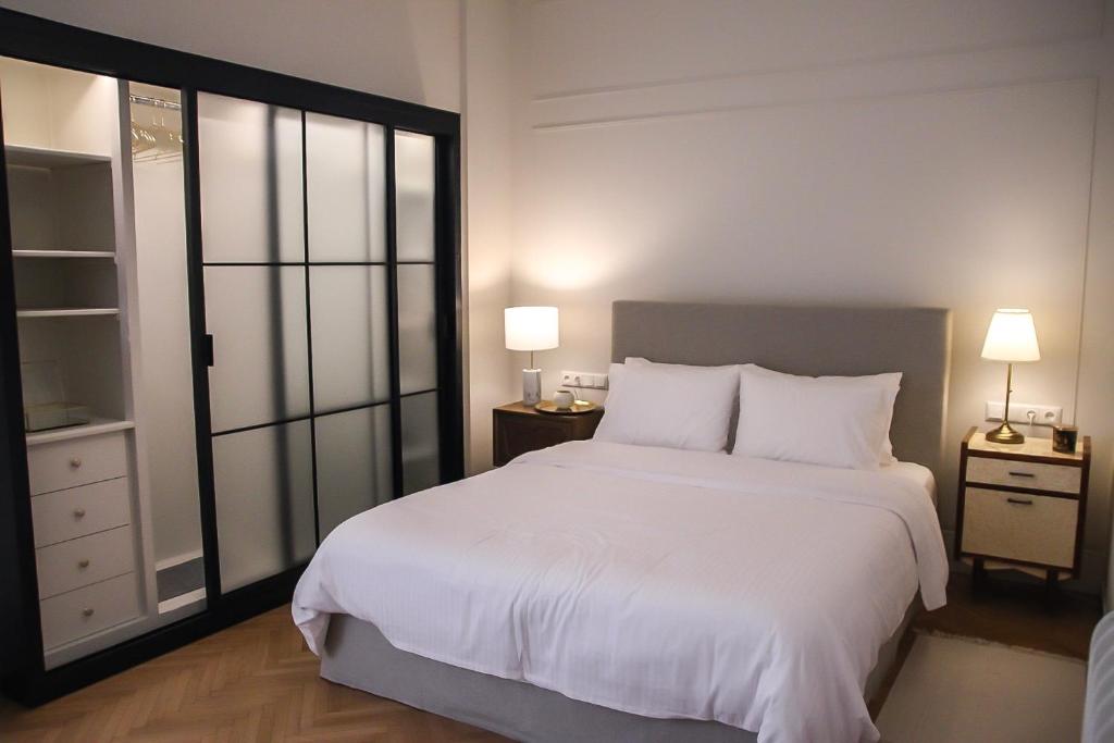 Posteľ alebo postele v izbe v ubytovaní API Projects Athens - Cartier Apartment