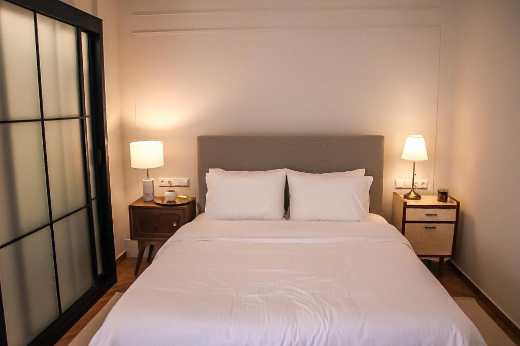 Posteľ alebo postele v izbe v ubytovaní API Projects Athens - Cartier Apartment