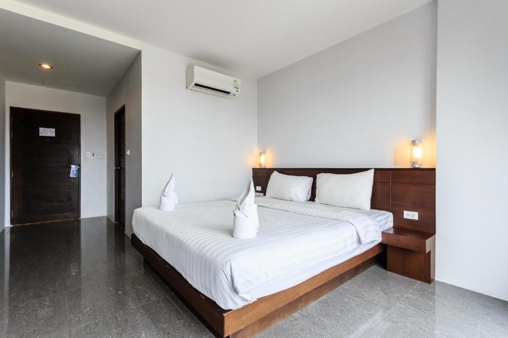 Postel nebo postele na pokoji v ubytování 77 Bangla Hotel - SHA Certified