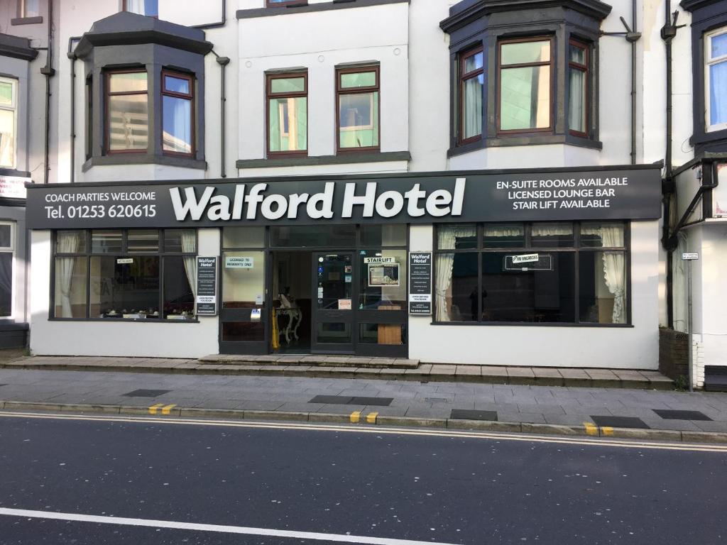 ブラックプールにあるWalford Hotelの通りの脇にあるウォールドルフ ホテル