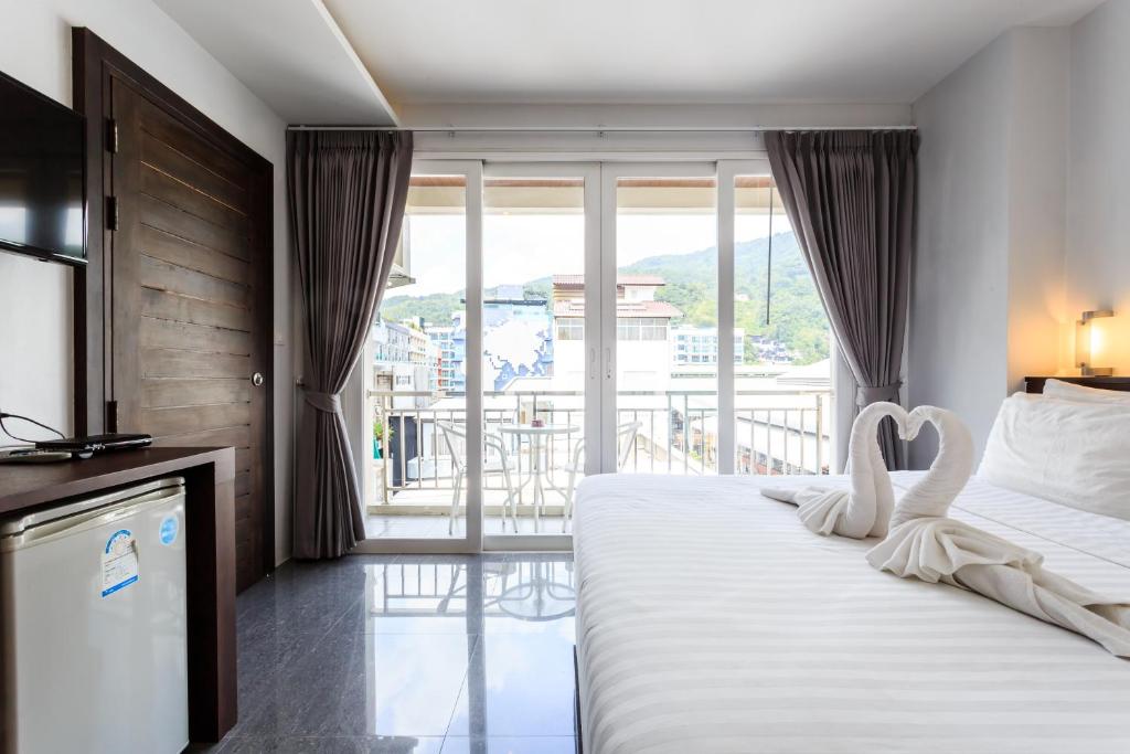 Postel nebo postele na pokoji v ubytování 77 Bangla Hotel - SHA Certified