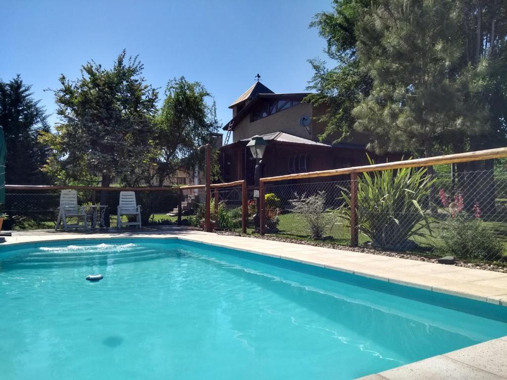 una piscina frente a una casa en Casa La Serena en Los Reartes