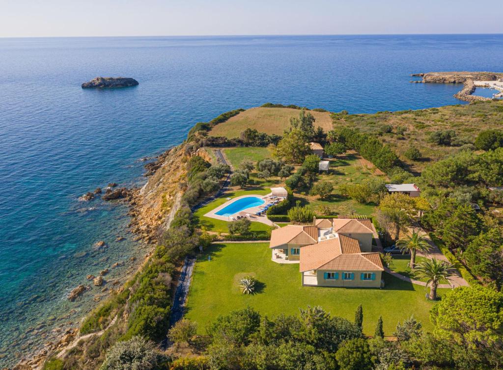 Vue aérienne d'une maison sur une île dans l'eau dans l'établissement Villa Gaia, à Svoronata