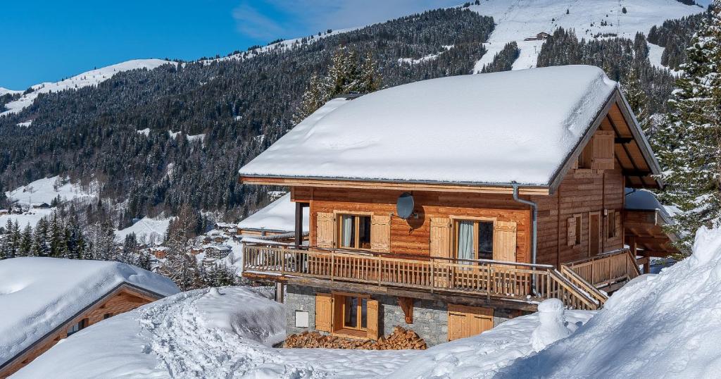 une cabane en rondins dans la neige sur une montagne dans l'établissement Chalet Celine, aux Gets