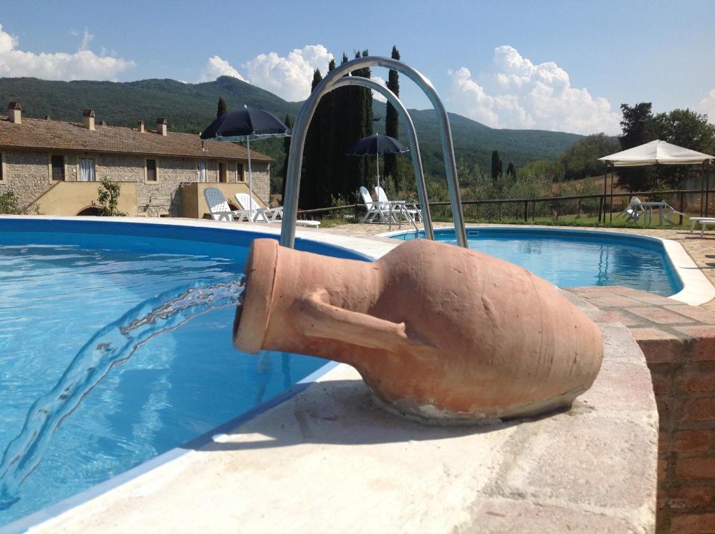 Bazén v ubytování Agriturismo Due Ponti nebo v jeho okolí
