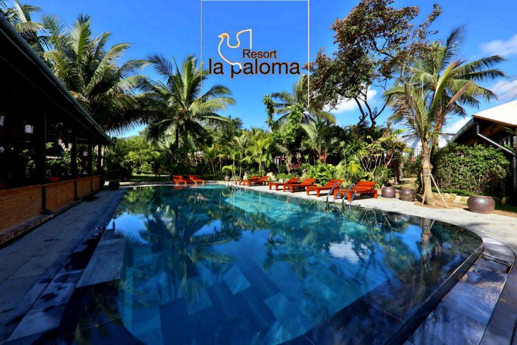 una piscina en el complejo la palma en La Paloma Resort, en Phu Quoc