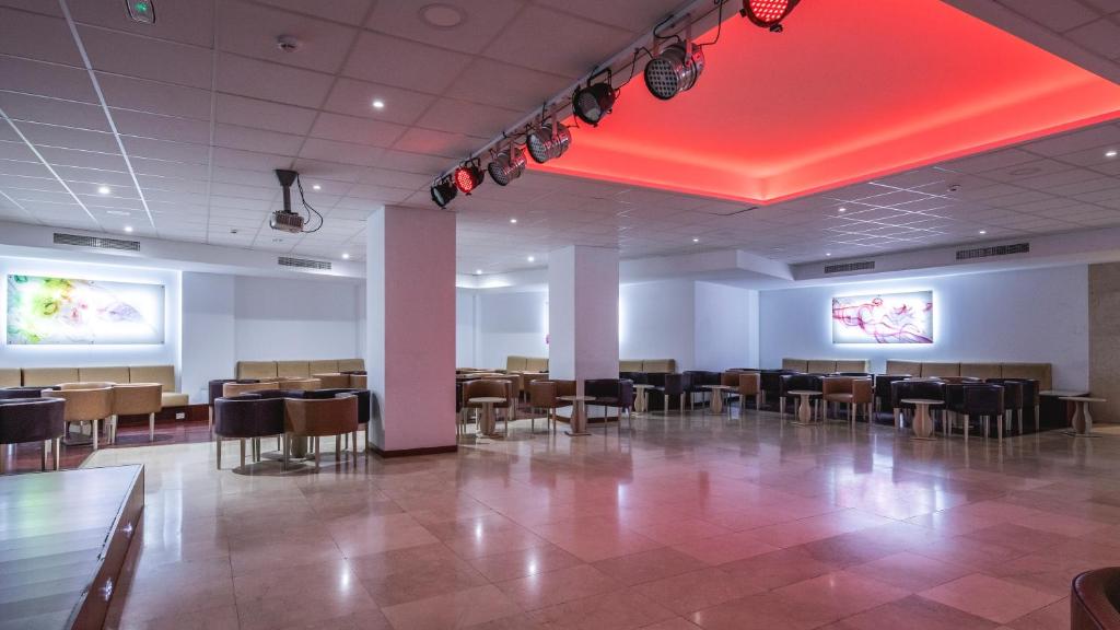 TV a/nebo společenská místnost v ubytování Be Live Adults Only Tenerife