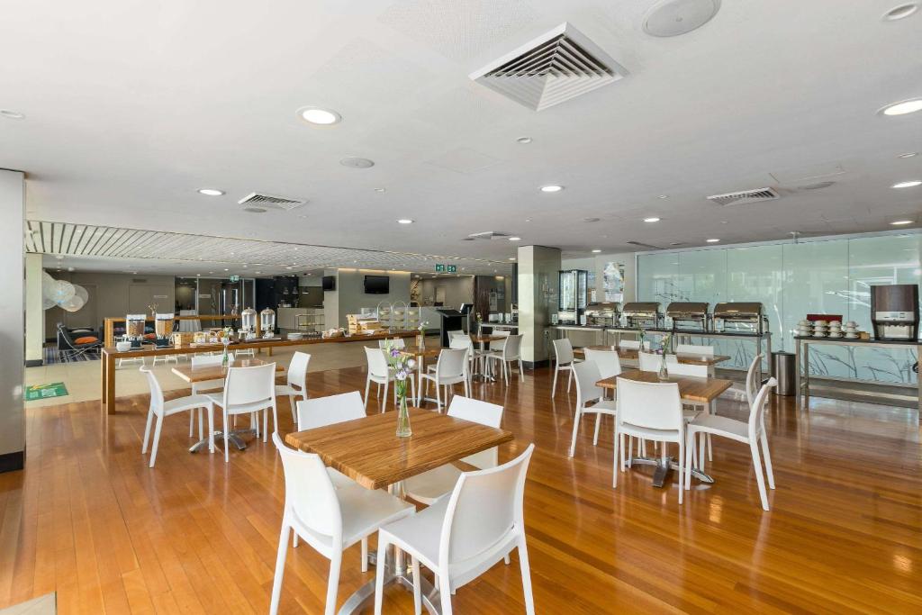 Quality Suites Pioneer Sands photo