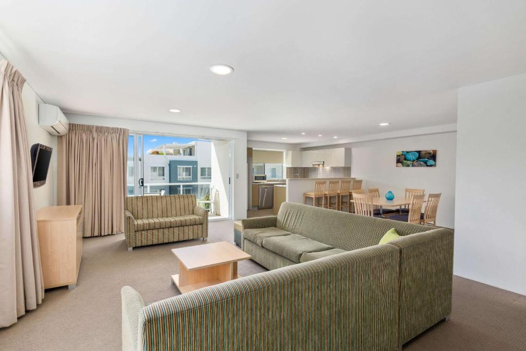 Quality Suites Pioneer Sands photo