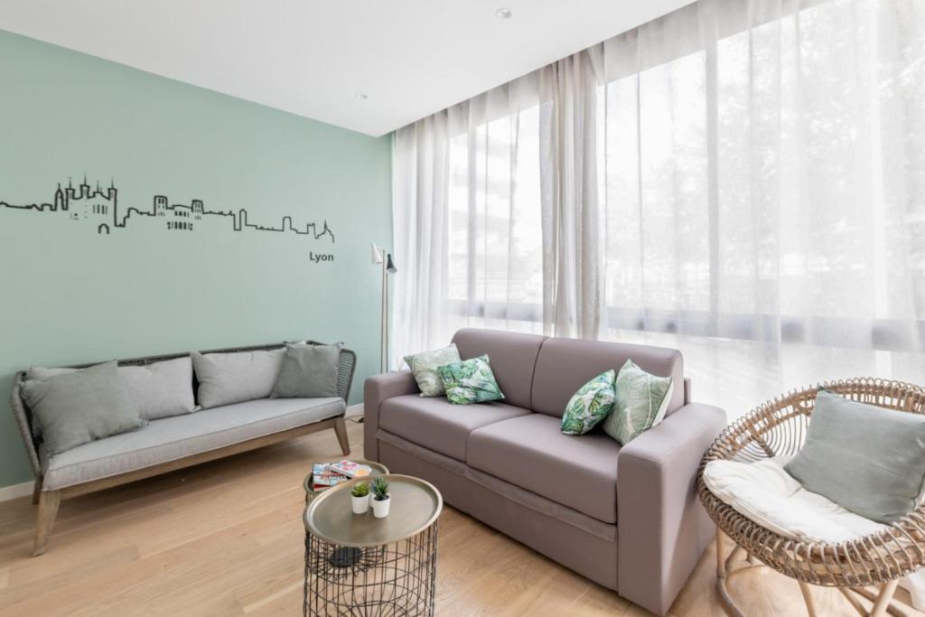 uma sala de estar com um sofá e uma cadeira em Luxurious flat in Monplaisir district in Lyon 2 min to the metro - Welkeys em Lyon