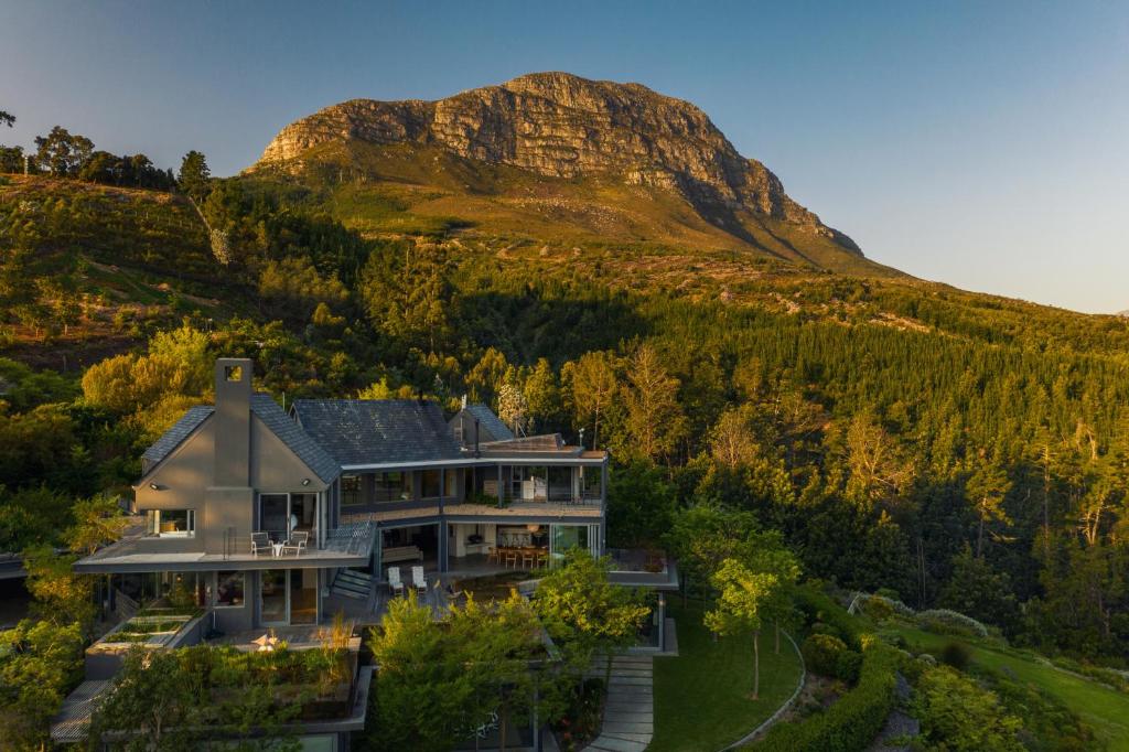 una vista aérea de una casa con una montaña en Spanish Farm Guest Lodge by Raw Africa Collection, en Somerset West