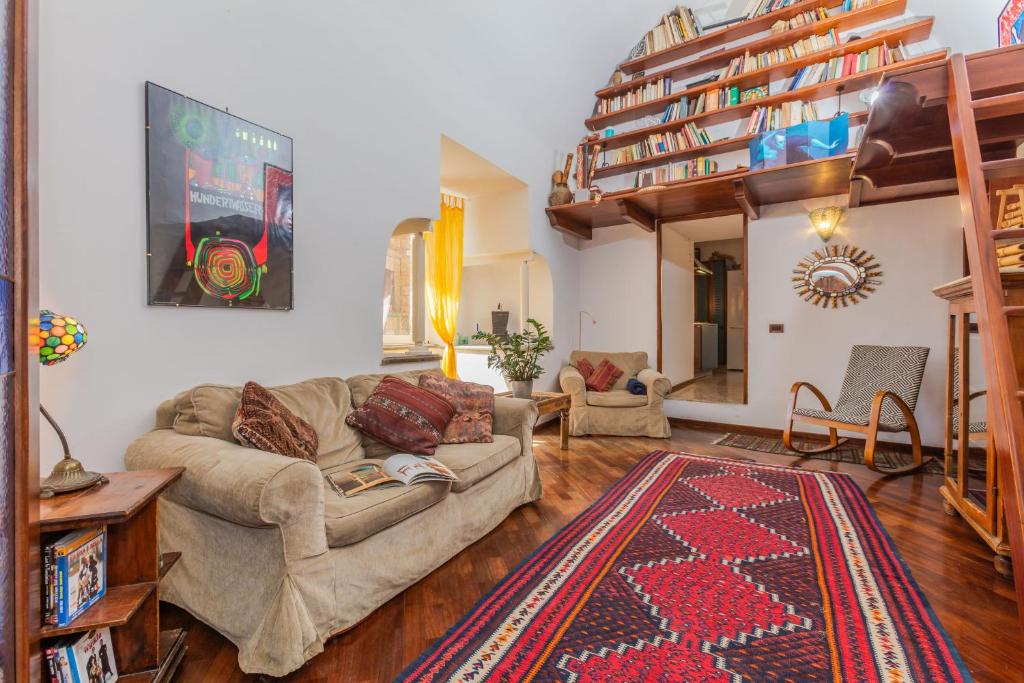 uma sala de estar com um sofá e um tapete em Torre del Miracolo em Tuscania