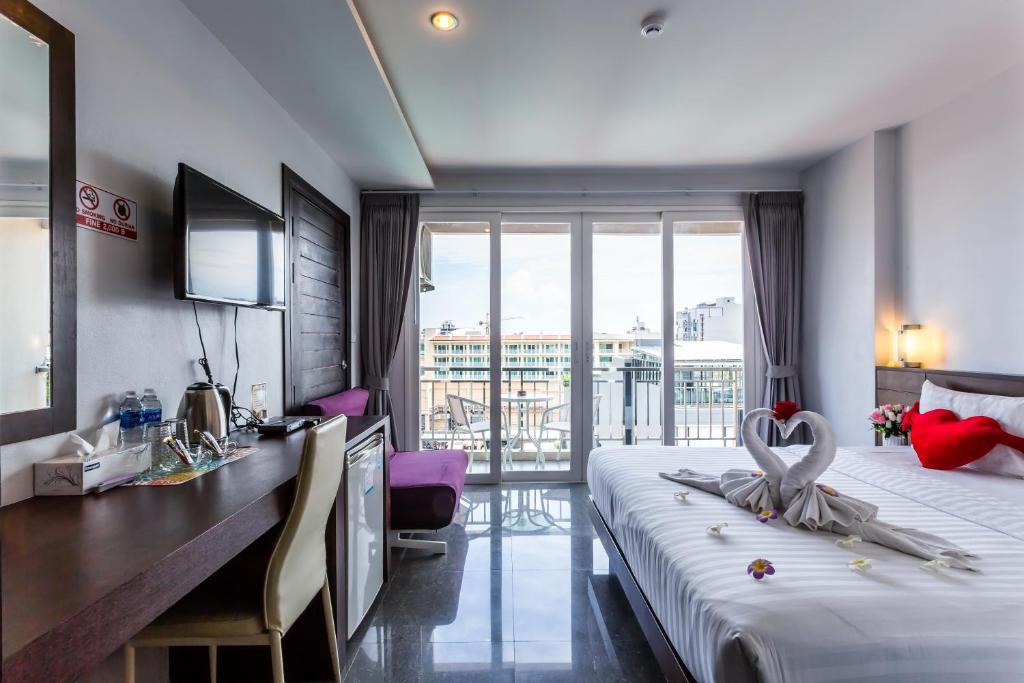 Postel nebo postele na pokoji v ubytování 77 Bangla Hotel - SHA Certified