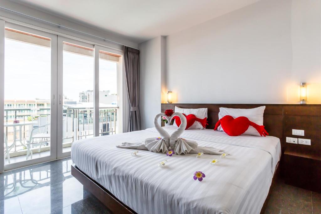 Postel nebo postele na pokoji v ubytování 77 Bangla Hotel - SHA Certified