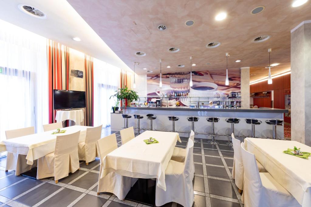 Televízia a/alebo spoločenská miestnosť v ubytovaní Hotel Bokan Exclusiv