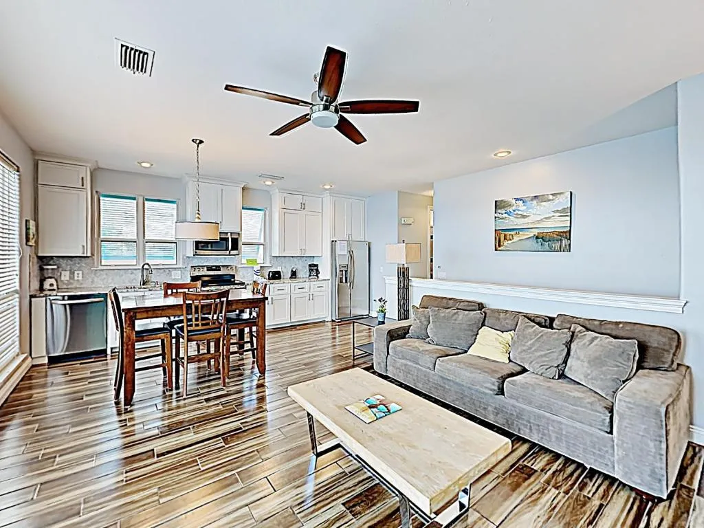 New Listing! Lakefront Villa with Pool, Near Beach Duplex, Destin, Statele Unite ale Americii