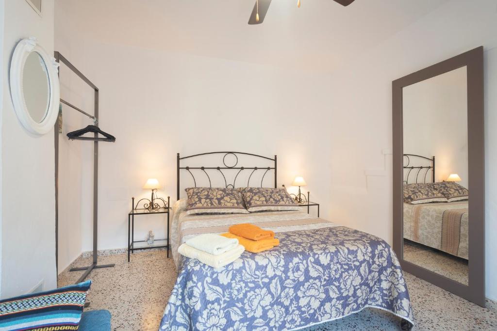 a bedroom with two beds and a mirror at Casa Río Quentar in Quéntar