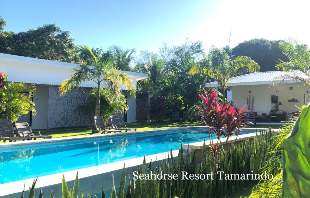 Villa con piscina en un complejo en Seahorse Resort Tamarindo, en Tamarindo