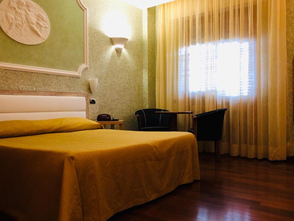 Postel nebo postele na pokoji v ubytování Grand Hotel Ambasciatori Wellness & Spa