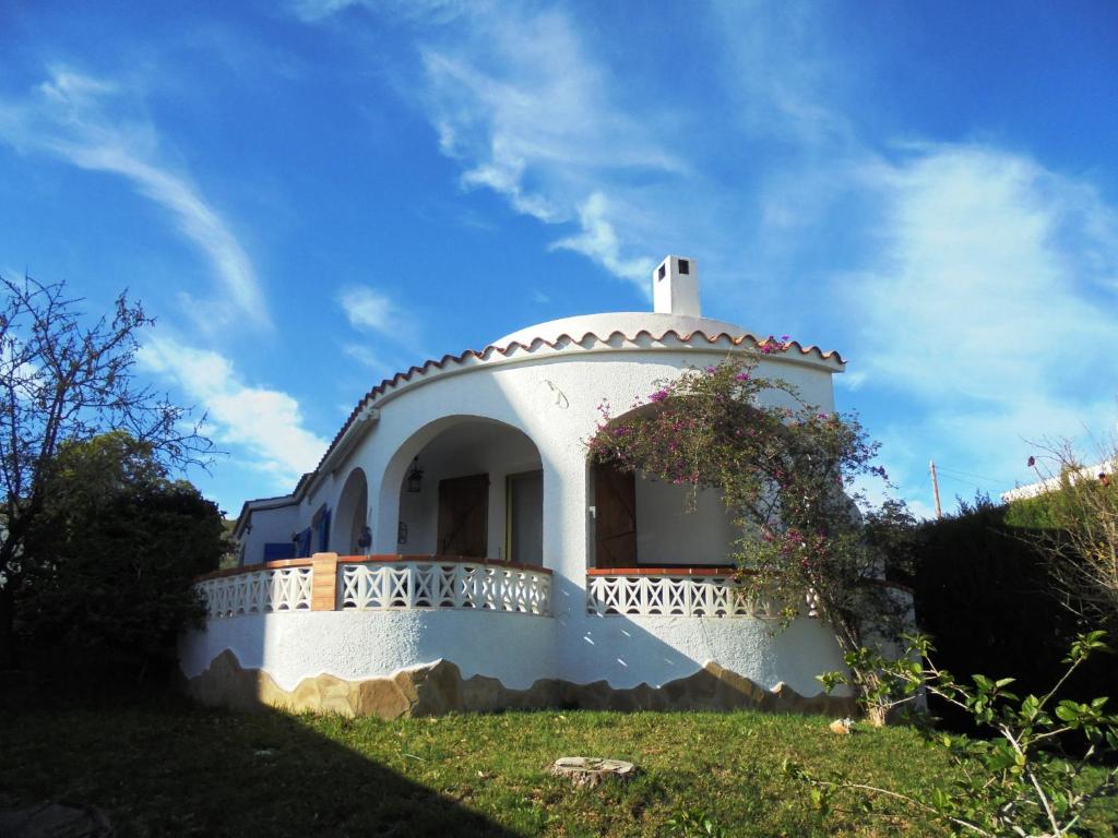 een wit huis met een balkon op het gras bij Nova Peñiscola Holidays LEK in Peñíscola