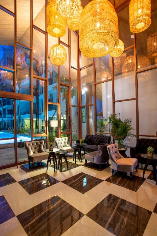 Posezení v ubytování Surin Beach Residence - Official Account