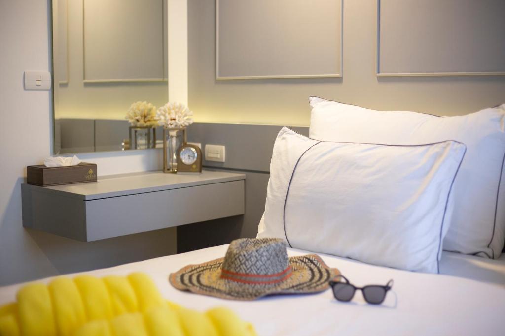 Postel nebo postele na pokoji v ubytování Surin Beach Residence - Official Account