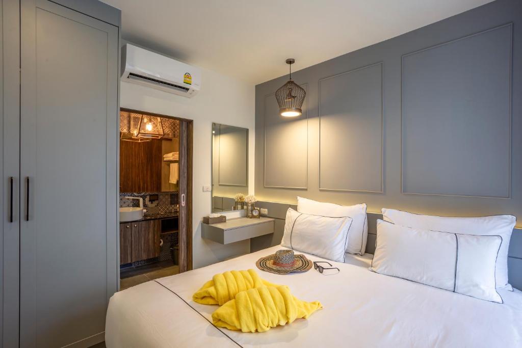 Postel nebo postele na pokoji v ubytování Surin Beach Residence - Official Account