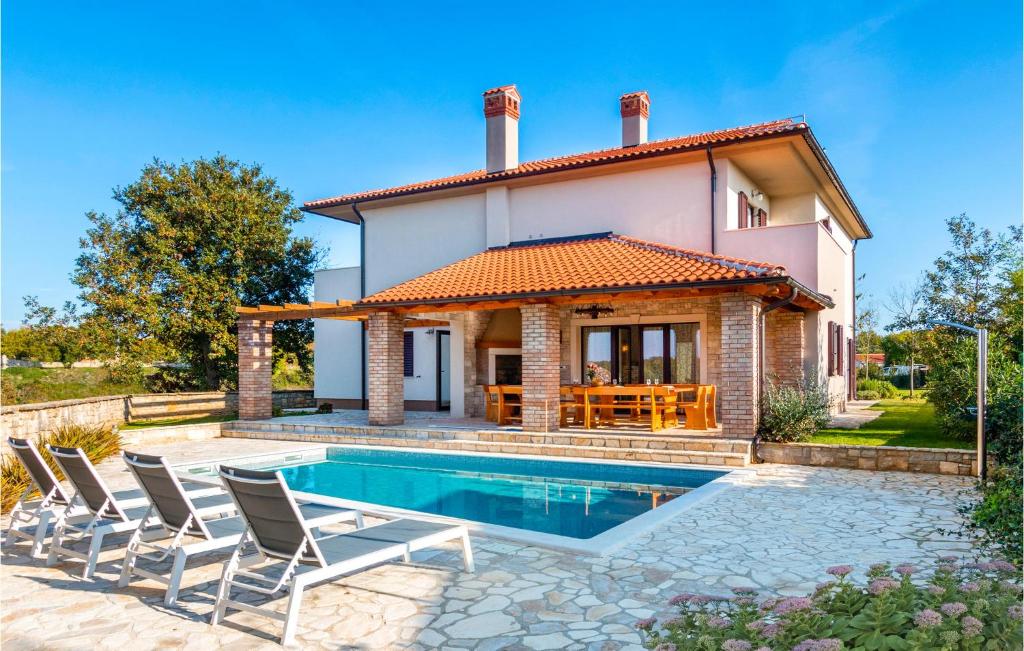 Gorgeous Home In Krmed With Wifi