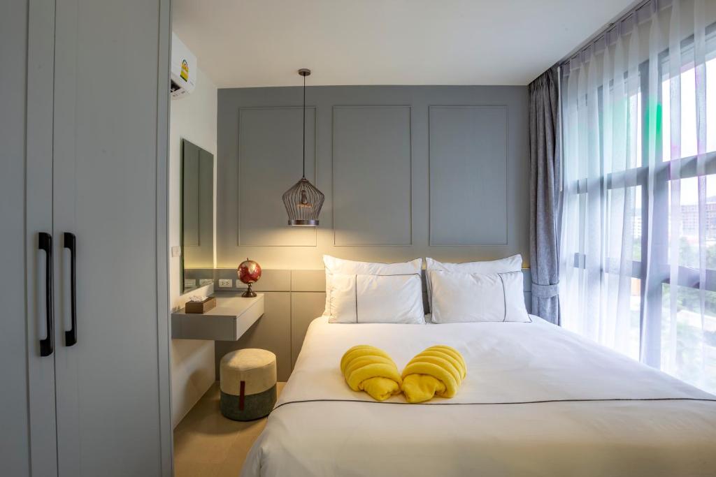 Postel nebo postele na pokoji v ubytování Surin Beach Residence - Official Account