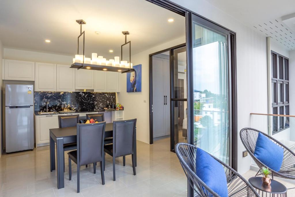 Kuchyň nebo kuchyňský kout v ubytování Surin Beach Residence - Official Account