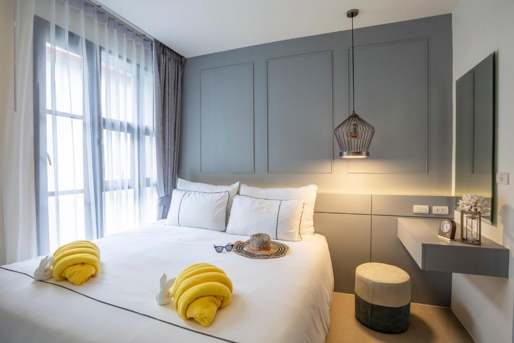 Postel nebo postele na pokoji v ubytování Surin Beach Residence - Official Account