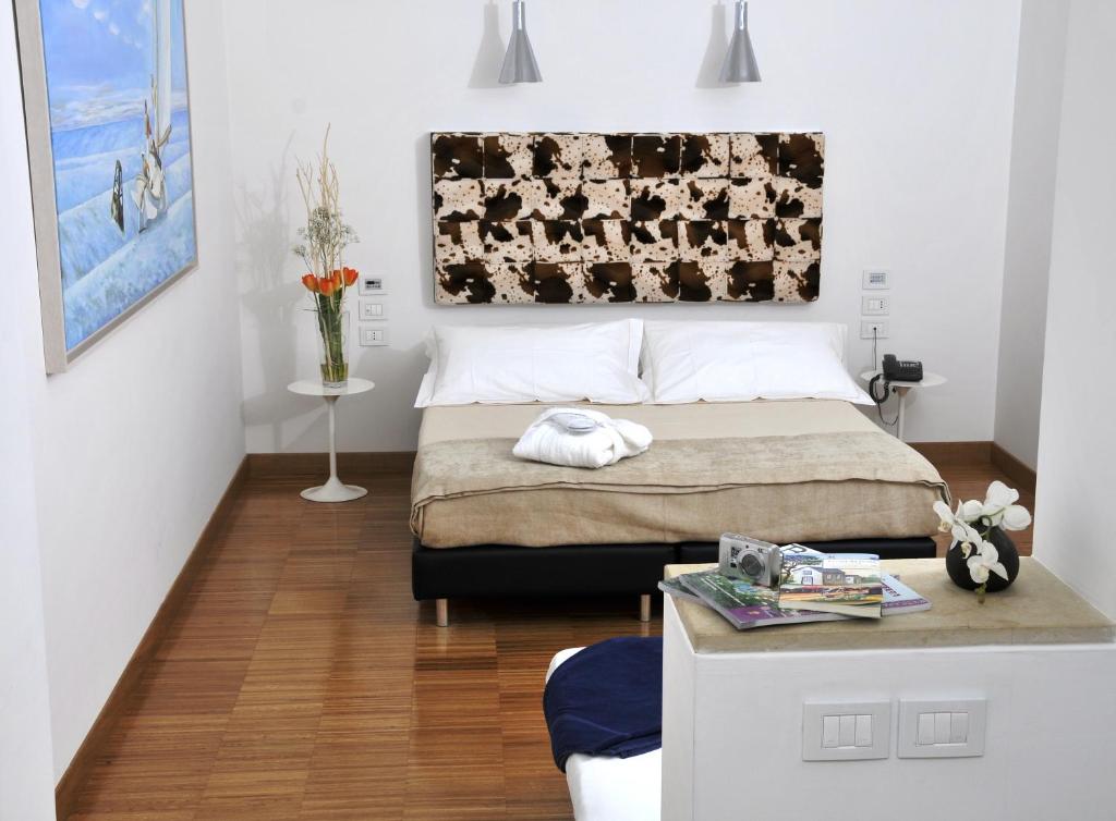 Dormitorio pequeño con cama y mesa en Hotel Del Conte, en Fondi