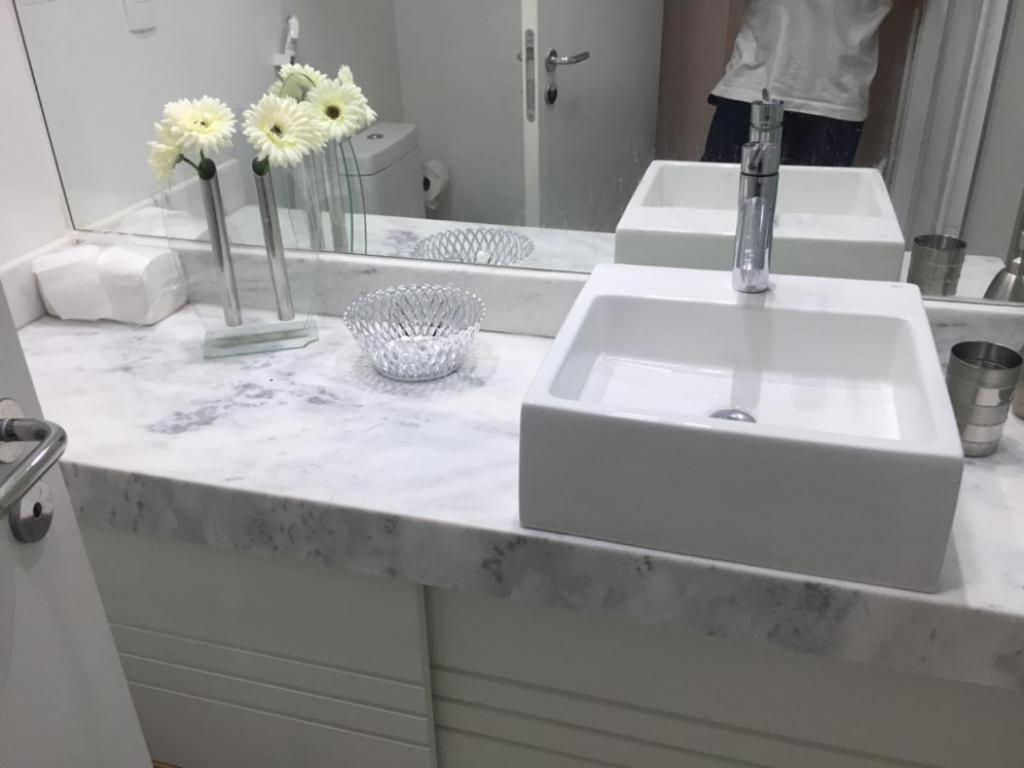  Apartamento Barra da Tijuca 2 Quartos Suítes Sala Cozinha completa e Serviço