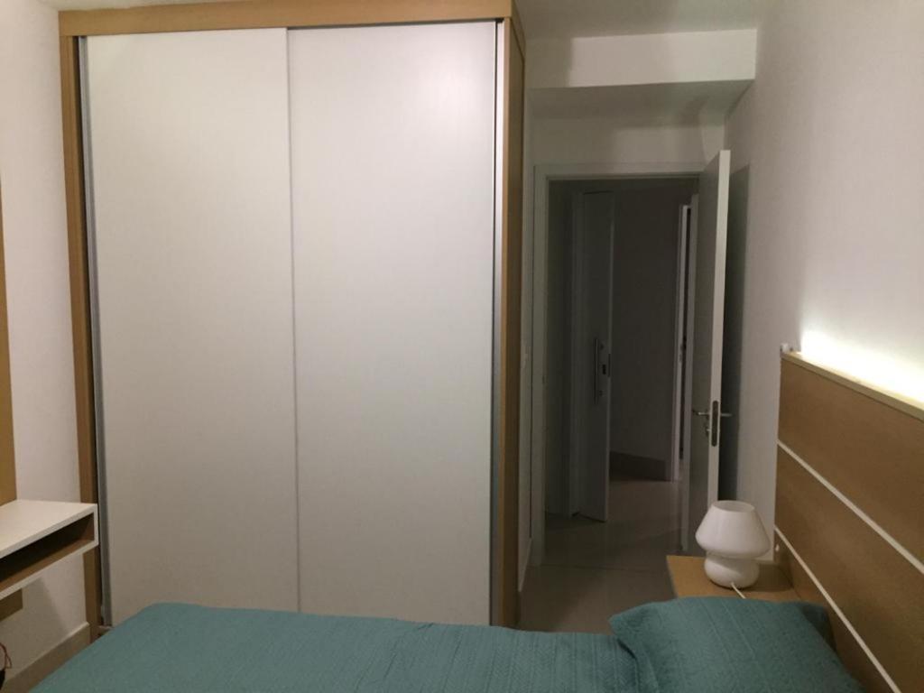  Apartamento Barra da Tijuca 2 Quartos Suítes Sala Cozinha completa e Serviço
