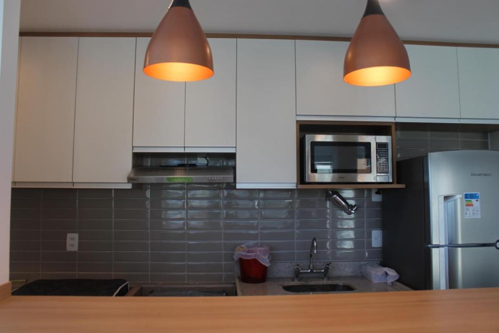  Apartamento Barra da Tijuca 2 Quartos Suítes Sala Cozinha completa e Serviço