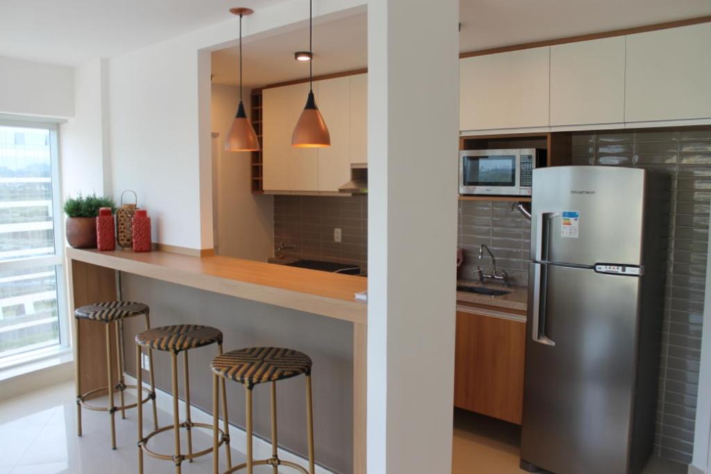  Apartamento Barra da Tijuca 2 Quartos Suítes Sala Cozinha completa e Serviço