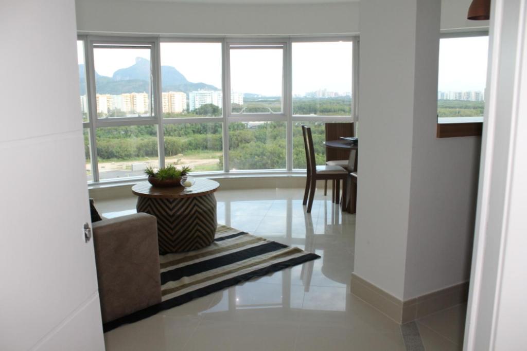  Apartamento Barra da Tijuca 2 Quartos Suítes Sala Cozinha completa e Serviço