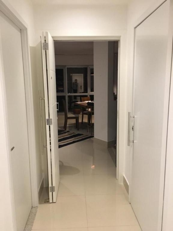  Apartamento Barra da Tijuca 2 Quartos Suítes Sala Cozinha completa e Serviço