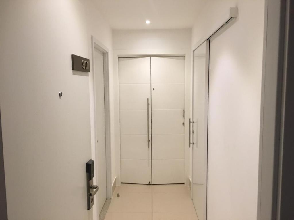  Apartamento Barra da Tijuca 2 Quartos Suítes Sala Cozinha completa e Serviço