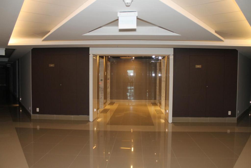  Apartamento Barra da Tijuca 2 Quartos Suítes Sala Cozinha completa e Serviço