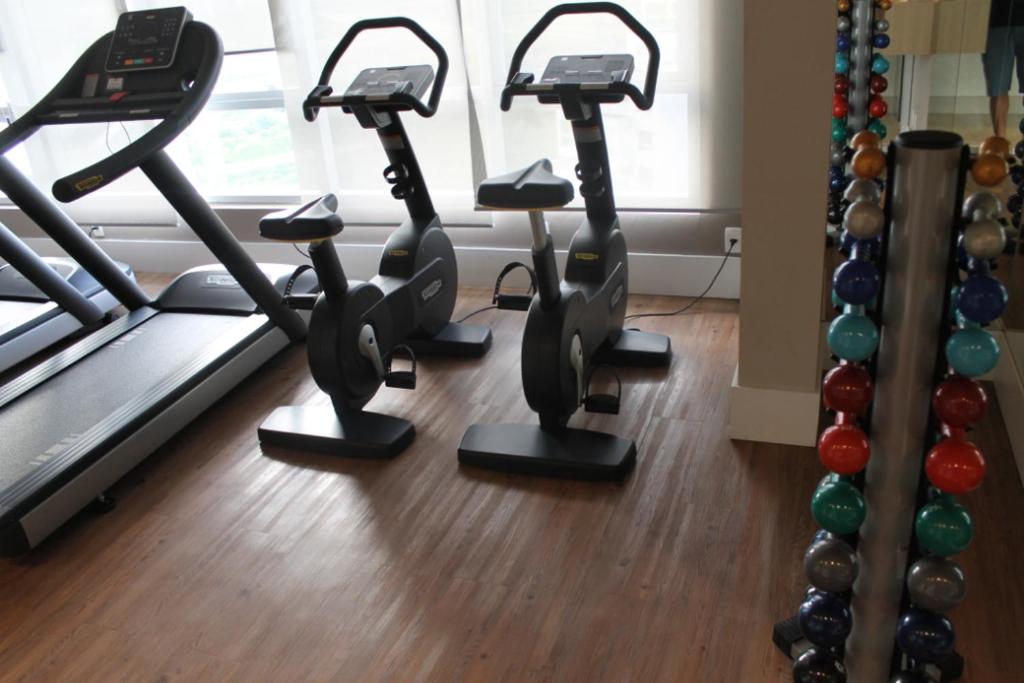  Apartamento Barra da Tijuca 2 Quartos Suítes Sala Cozinha completa e Serviço