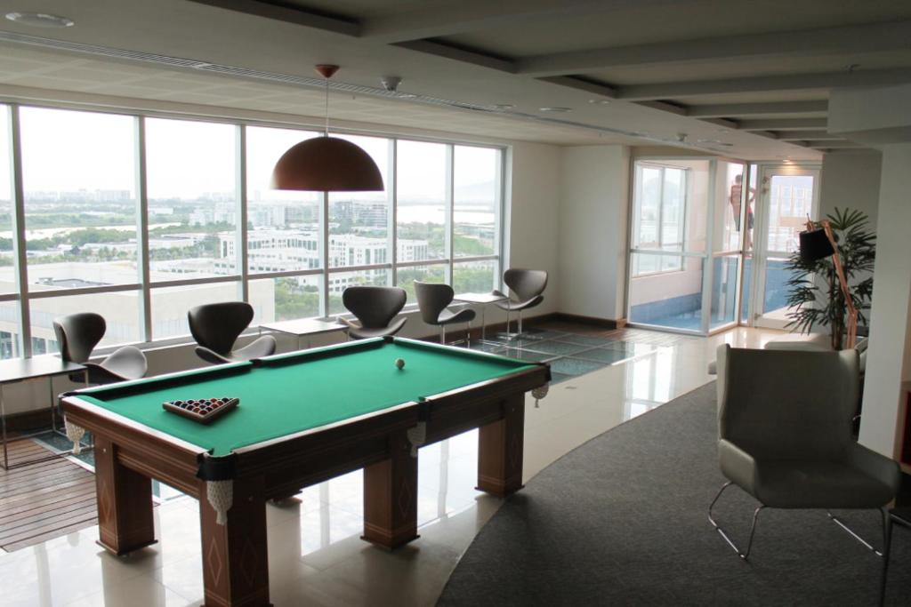  Apartamento Barra da Tijuca 2 Quartos Suítes Sala Cozinha completa e Serviço