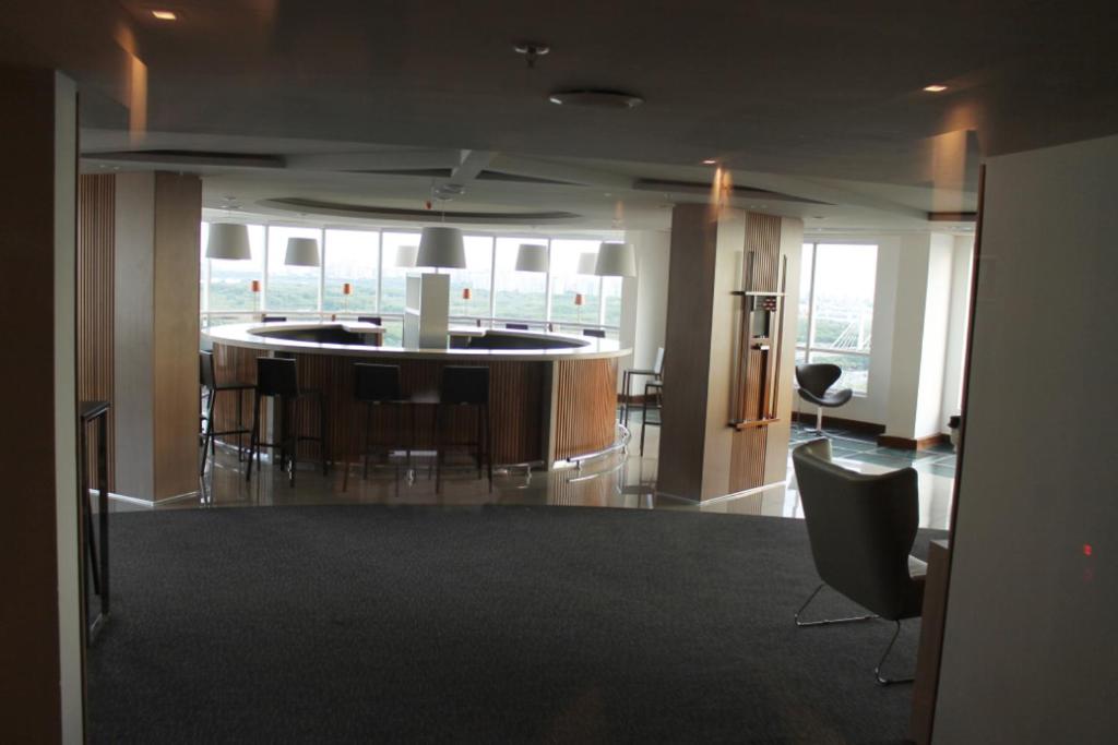  Apartamento Barra da Tijuca 2 Quartos Suítes Sala Cozinha completa e Serviço