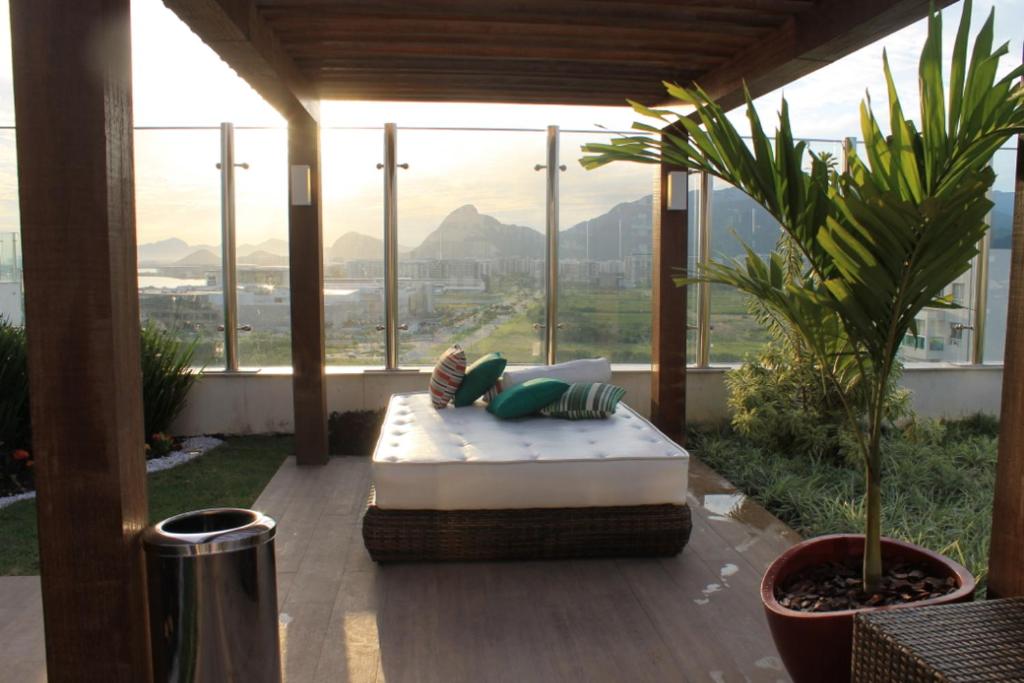  Apartamento Barra da Tijuca 2 Quartos Suítes Sala Cozinha completa e Serviço