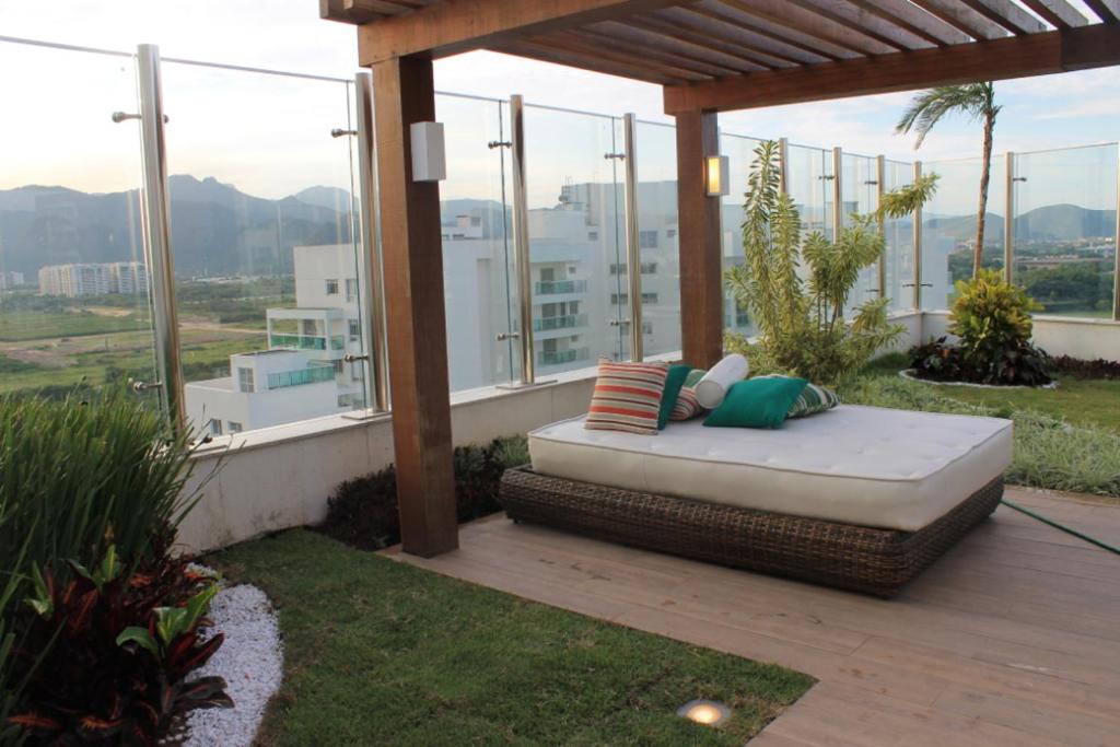  Apartamento Barra da Tijuca 2 Quartos Suítes Sala Cozinha completa e Serviço