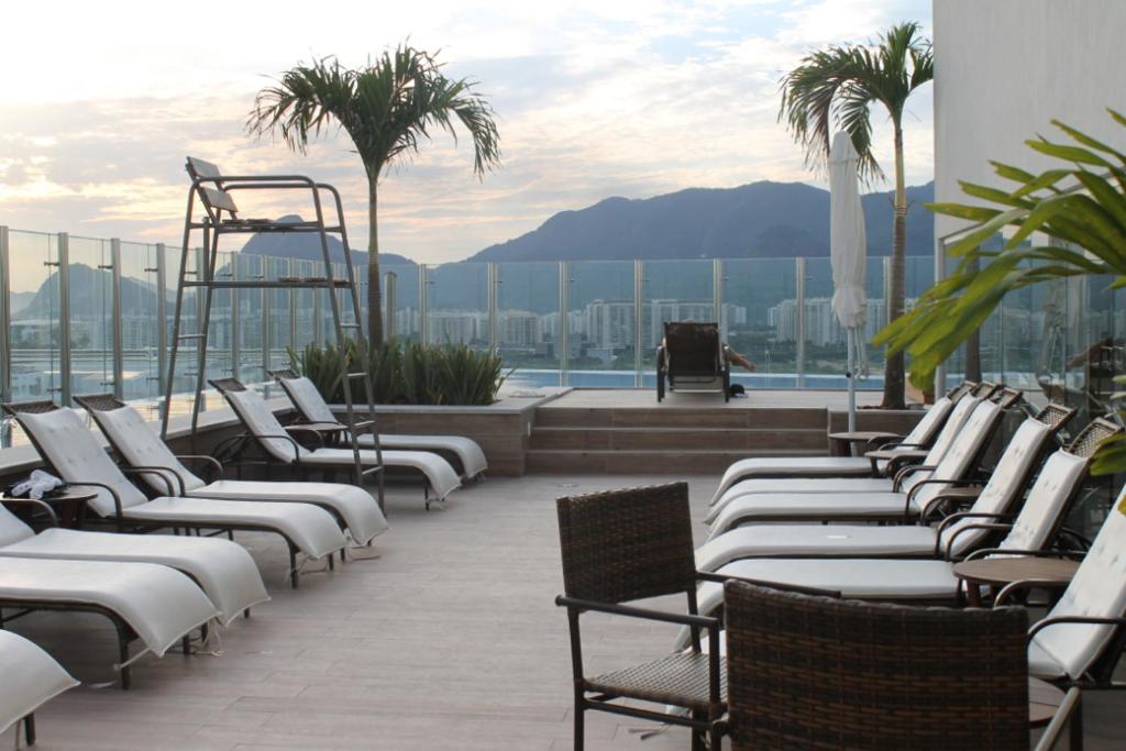  Apartamento Barra da Tijuca 2 Quartos Suítes Sala Cozinha completa e Serviço