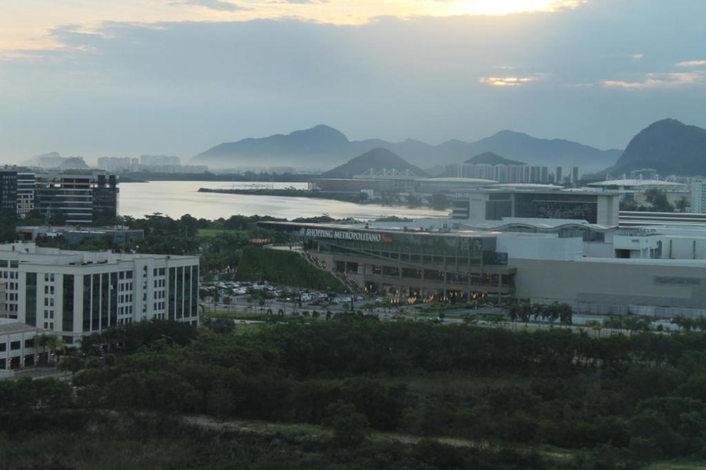  Apartamento Barra da Tijuca 2 Quartos Suítes Sala Cozinha completa e Serviço