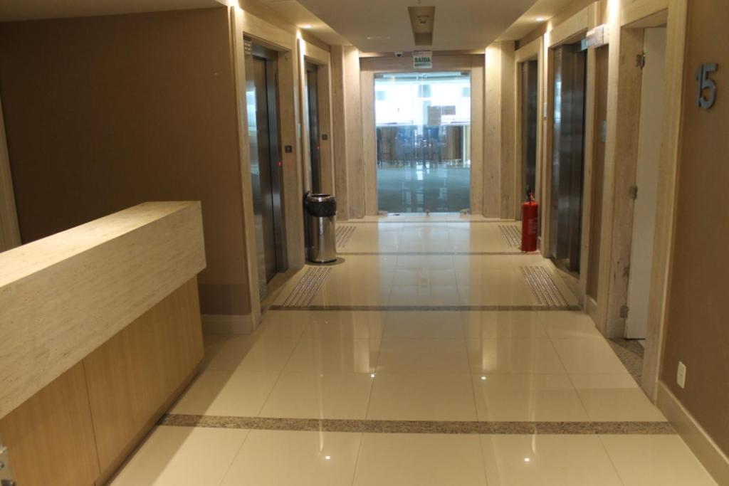  Apartamento Barra da Tijuca 2 Quartos Suítes Sala Cozinha completa e Serviço